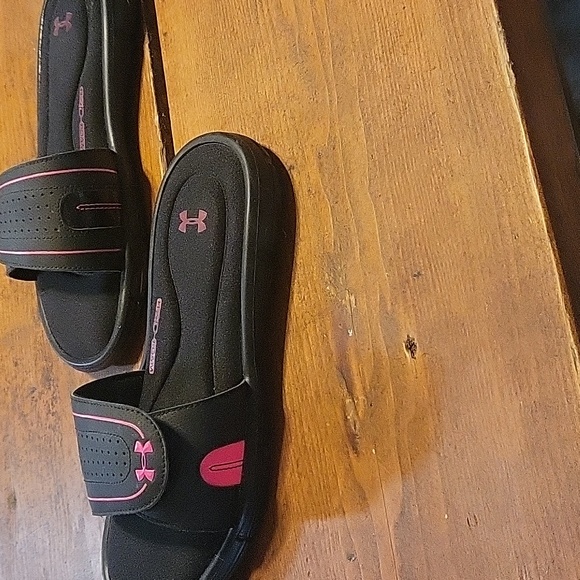 Under armour slides sz7 pink and black - Picture 4 of 5